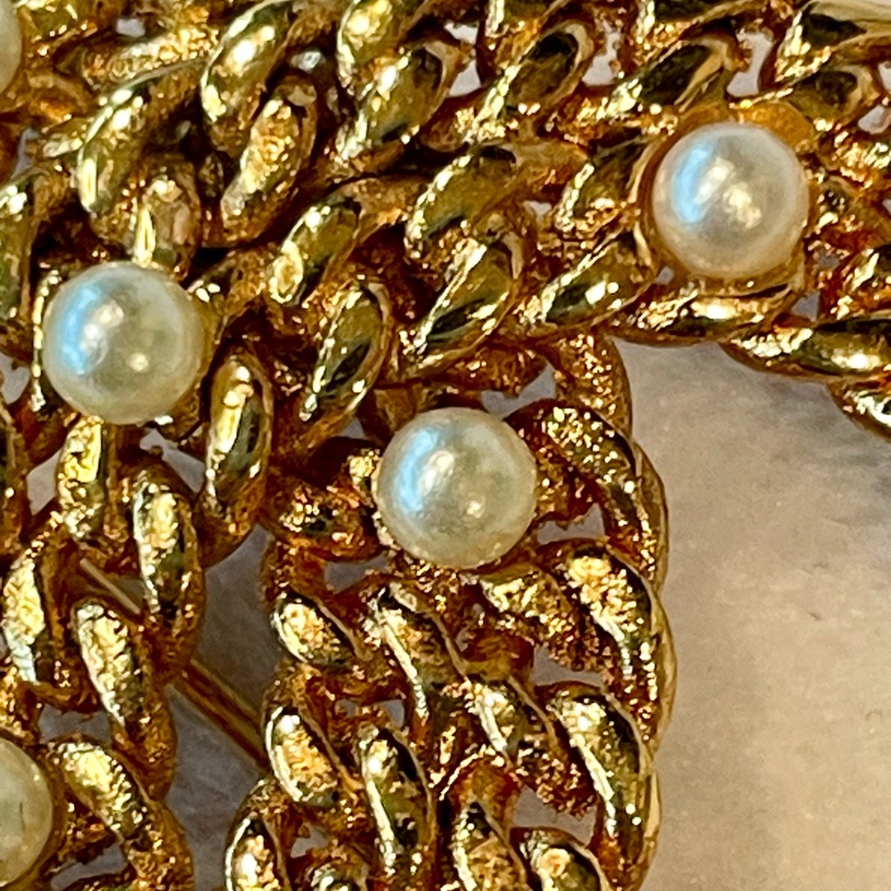 CHANEL chain link and faux pearl brooch, signed, never worn,  box&case, like new - Picture 14 of 14